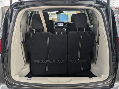 Certified 2022 Chrysler Voyager LX image 13