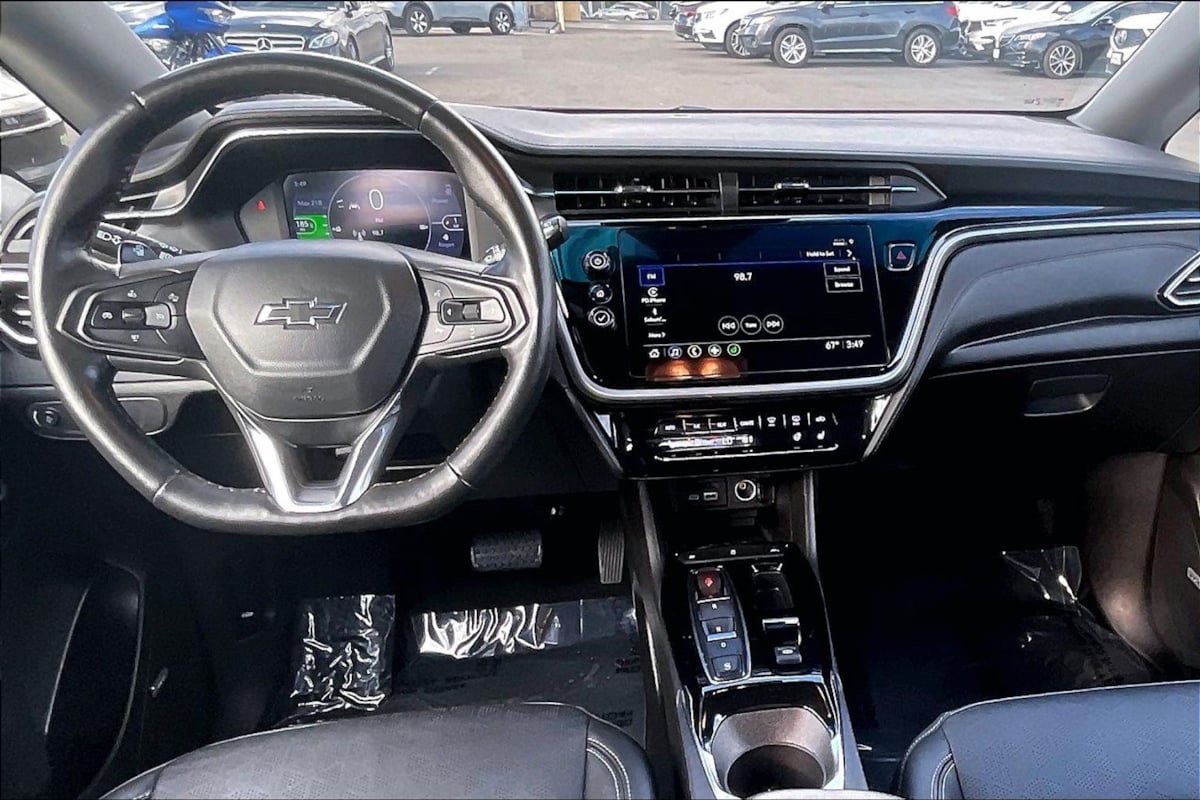 Used 2023 Chevrolet Bolt LT w/ Infotainment Package FWD image 12