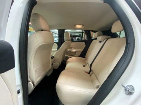 Used 2023 Mercedes-Benz GLA 250 4MATIC w/ Premium Package image 18