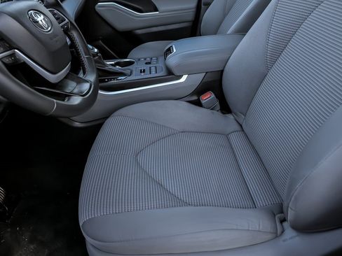 Used 2023 Toyota Highlander LE image 14