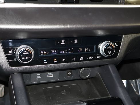 Used 2023 Mitsubishi Outlander SEL image 30