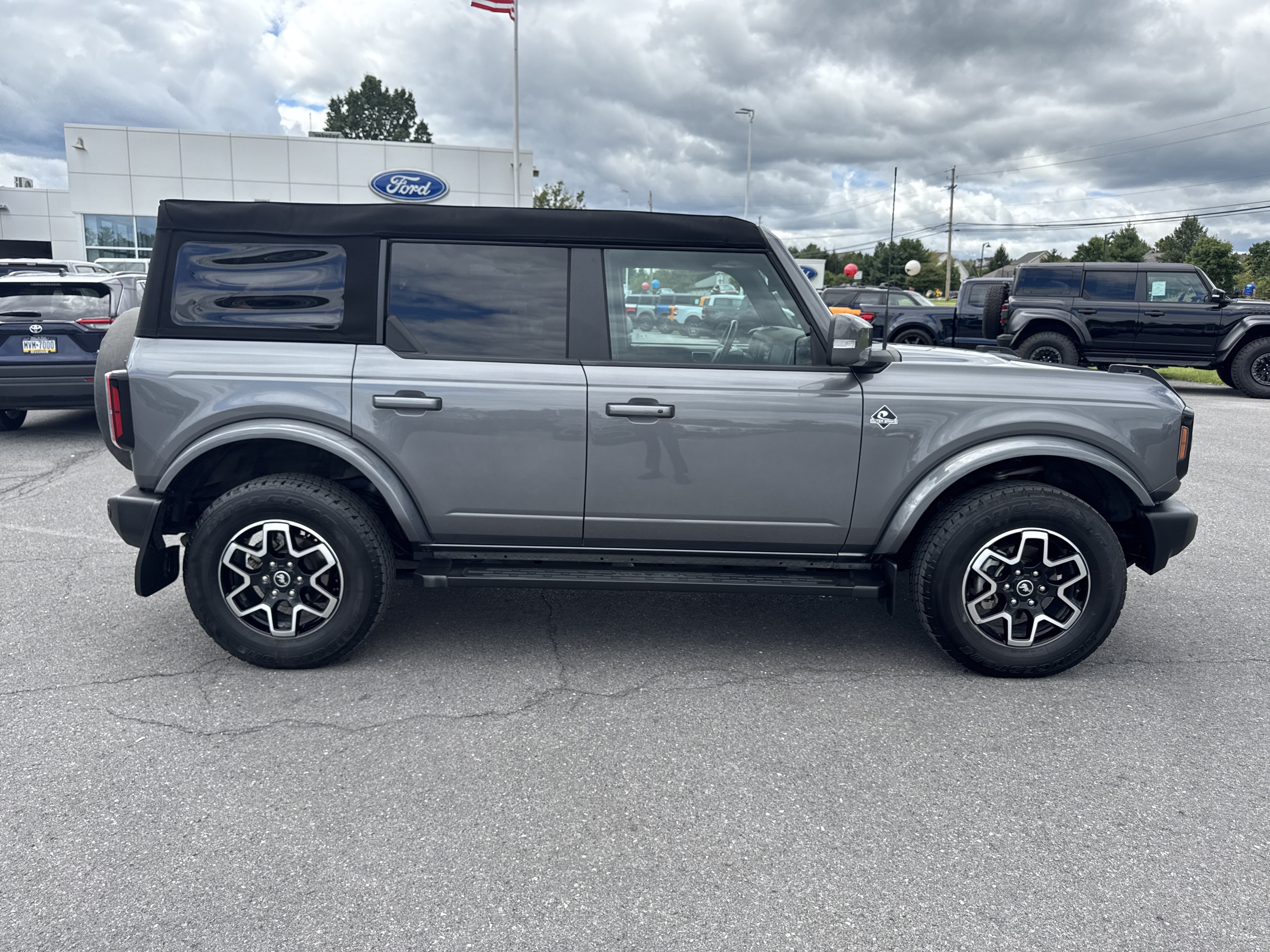 Used 2024 Ford Bronco Outer Banks AWD/4WD image 2