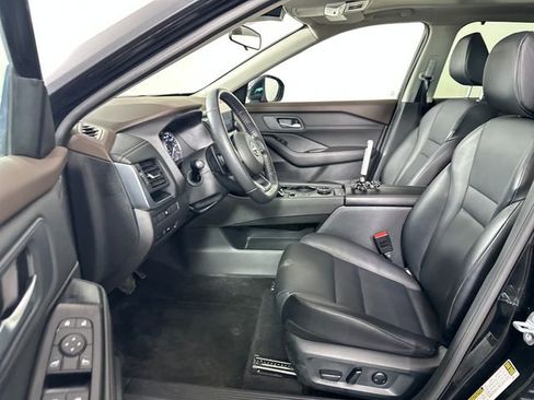 Used 2023 Nissan Rogue SV w/ SV Premium B Package image 11