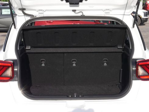Used 2025 Hyundai Venue SEL FWD image 17
