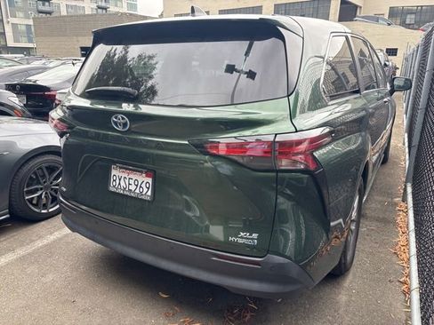 Used 2021 Toyota Sienna XLE AWD/4WD image 3