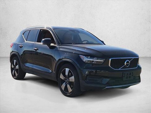 Used 2019 Volvo XC40 T5 Momentum image 3
