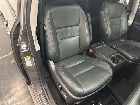 Used 2017 Toyota Sienna SE Premium image 9