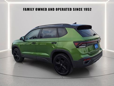 Certified 2025 Volkswagen Taos SE image 4