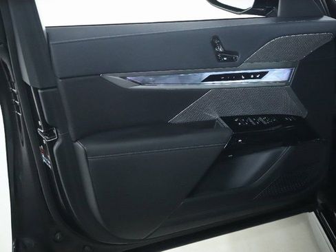 Used 2025 BMW 740i xDrive image 31