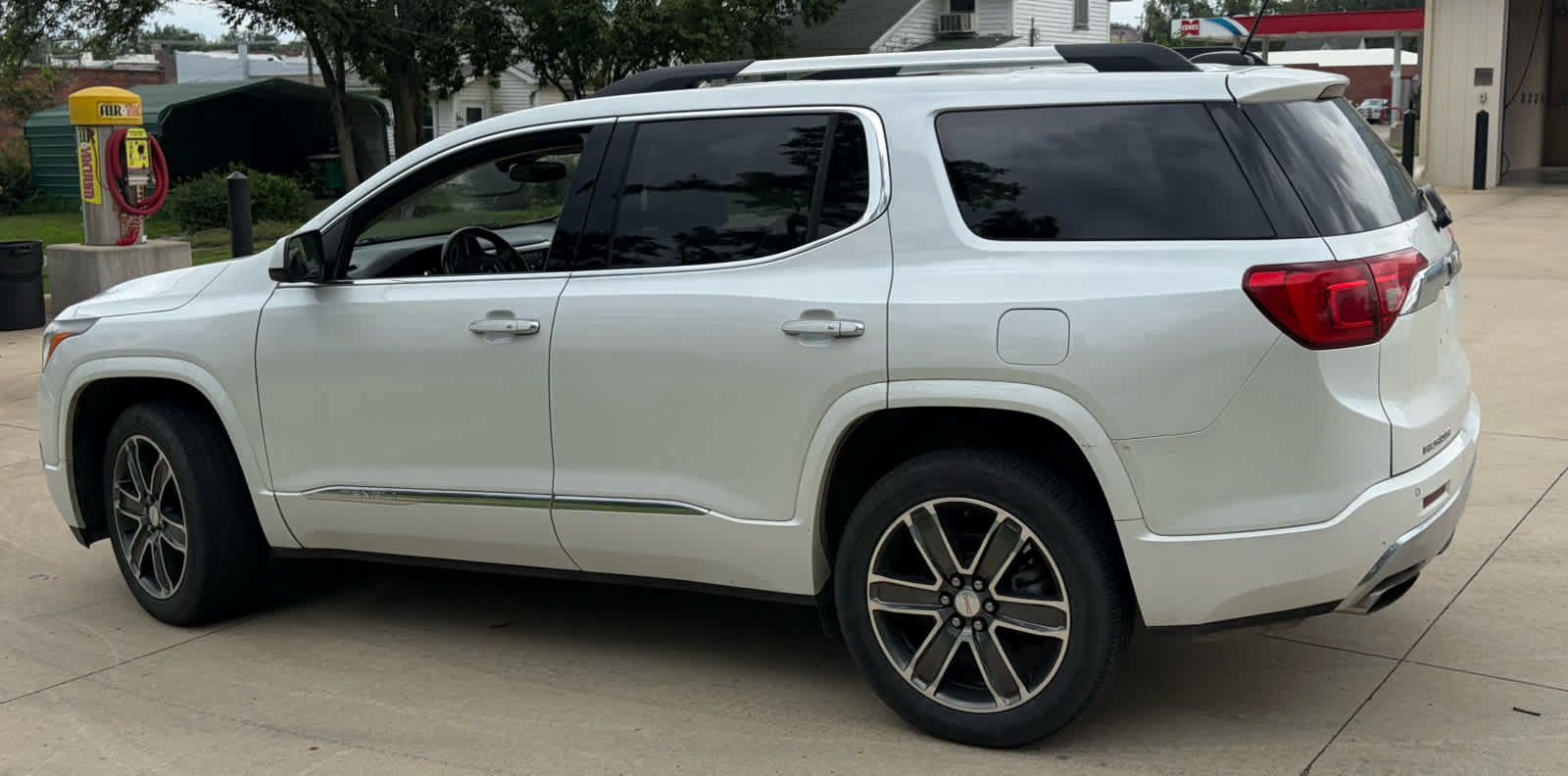 Used 2017 GMC Acadia Denali w/ Technology Package AWD/4WD image 4
