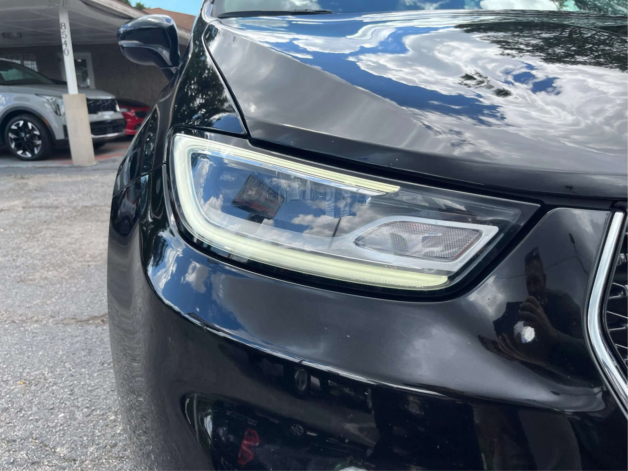 Used 2024 Chrysler Pacifica Limited FWD image 9