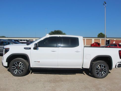 Used 2022 GMC Sierra 1500 AT4 w/ AT4 Premium Package AWD/4WD image 3