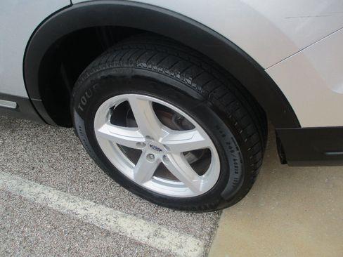 Used 2018 Ford Explorer XLT w/ Equipment Group 202A FWD image 20