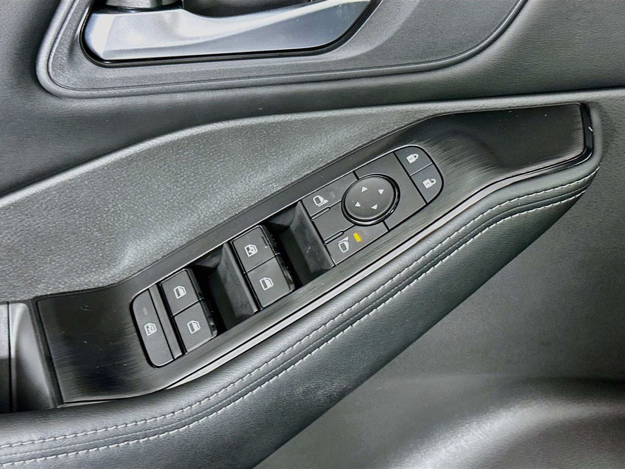 Used 2025 Nissan Rogue SV FWD image 15