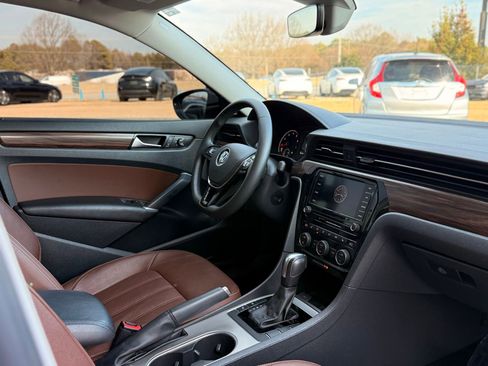 Used 2022 Volkswagen Passat 2.0T image 23