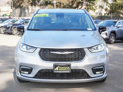 Used 2024 Chrysler Pacifica Touring-L image 2