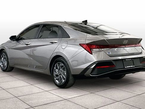 Used 2025 Hyundai Elantra Blue image 10