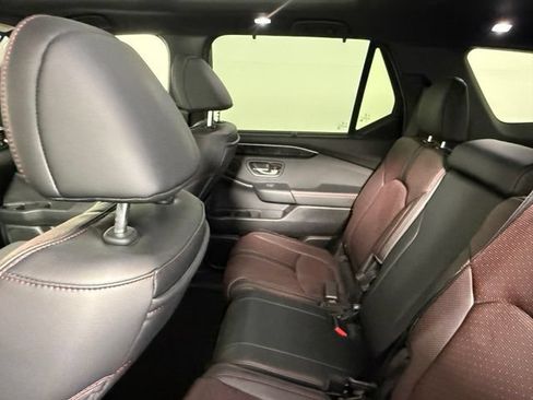 Used 2025 Honda Pilot Black Edition image 39