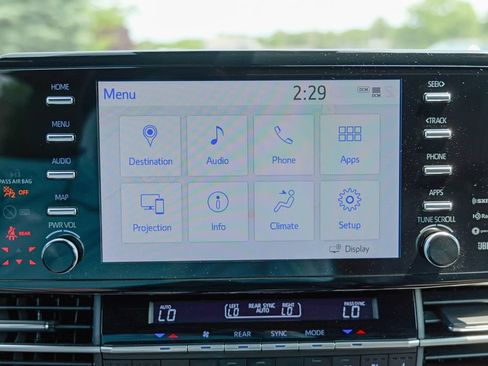 Used 2023 Toyota Sienna Platinum AWD/4WD image 57