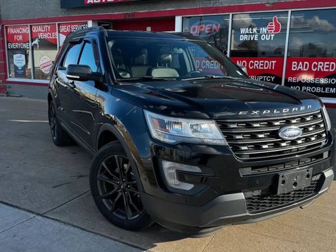 Used 2017 Ford Explorer XLT w/ Equipment Group 202A image 2