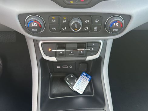 Used 2023 GMC Terrain SLE w/ Driver Convenience Package image 16