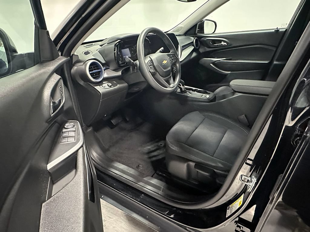 Used 2024 Chevrolet Trax LS w/ LS Convenience Package FWD image 3
