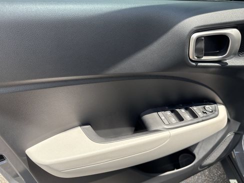 Certified 2025 Hyundai Venue SEL FWD image 7