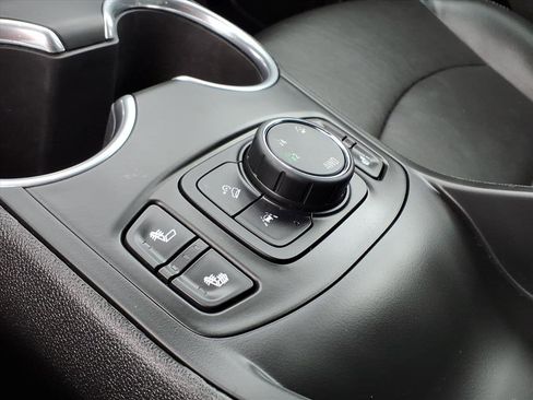 Used 2022 GMC Terrain SLT image 16