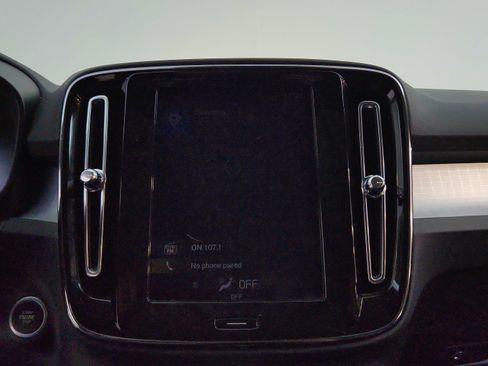 Used 2020 Volvo XC40 T4 Momentum FWD image 28