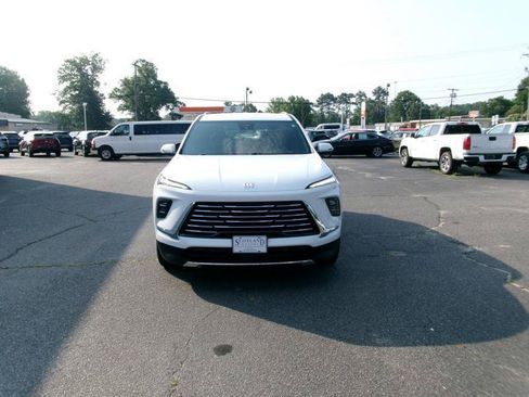 Used 2025 Buick Enclave Preferred AWD/4WD image 3