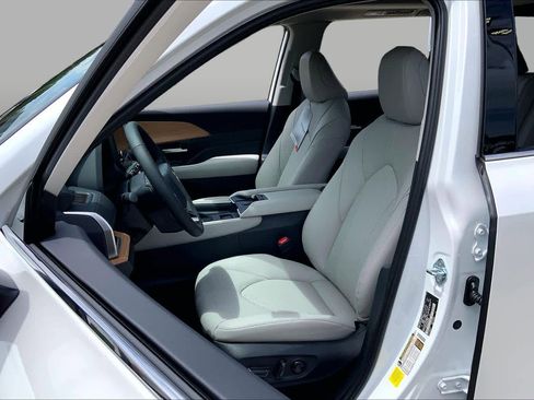 Used 2026 Toyota Grand Highlander FWD image 8