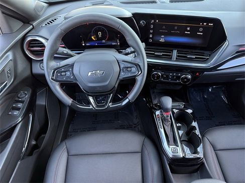 Used 2025 Chevrolet Trax RS w/ Sunroof Package image 12