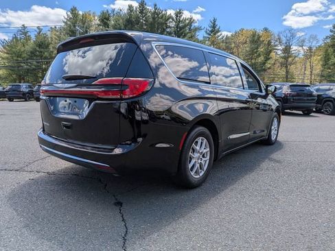 Certified 2024 Chrysler Pacifica Touring-L FWD image 5