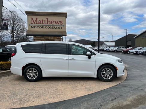 Used 2023 Chrysler Pacifica Touring-L image 4