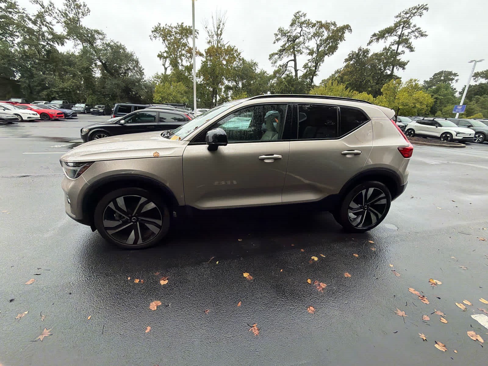 Used 2024 Volvo XC40 B5 Plus w/ Climate Package AWD/4WD image 10