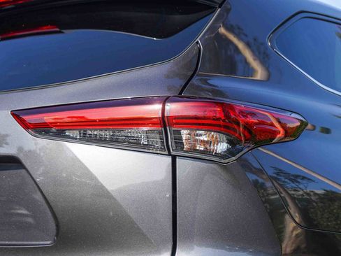 Used 2020 Toyota Highlander L AWD/4WD image 7