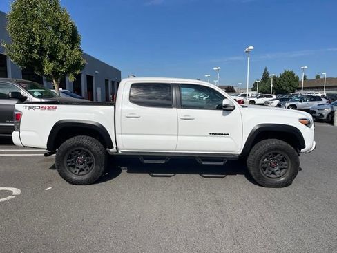 Used 2021 Toyota Tacoma TRD Off-Road w/ Technology Package AWD/4WD image 3