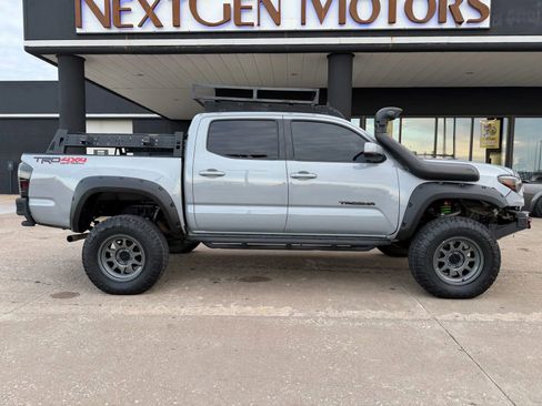 Used 2018 Toyota Tacoma TRD Off-Road image 9