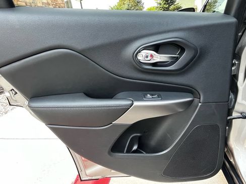 Used 2019 Jeep Cherokee Latitude Plus AWD/4WD image 14