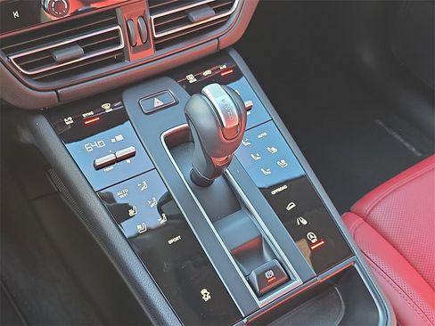 Certified 2025 Porsche Macan image 32