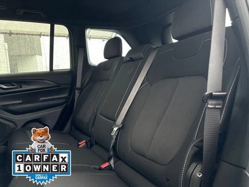 Used 2025 Jeep Grand Cherokee Laredo RWD image 2