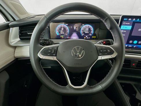 Used 2025 Volkswagen Tiguan SE image 11