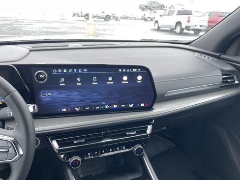 Used 2025 Chevrolet Traverse LT w/ Sun and Wheel Package image 16