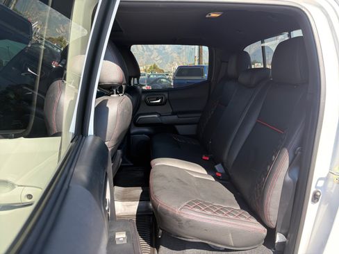Used 2017 Toyota Tacoma TRD Off-Road w/ Premium & Technology Package AWD/4WD image 24
