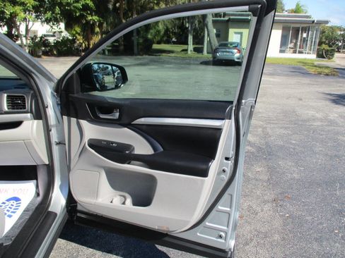 Used 2019 Toyota Highlander XLE image 30