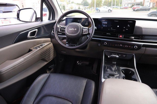 Used 2025 Kia Carnival FWD image 24
