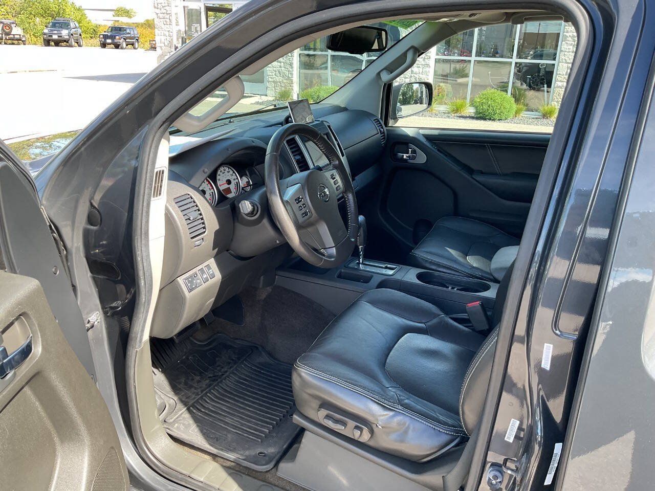 Used 2015 Nissan Frontier PRO-4X w/ Pro-4x Luxury Package AWD/4WD image 14