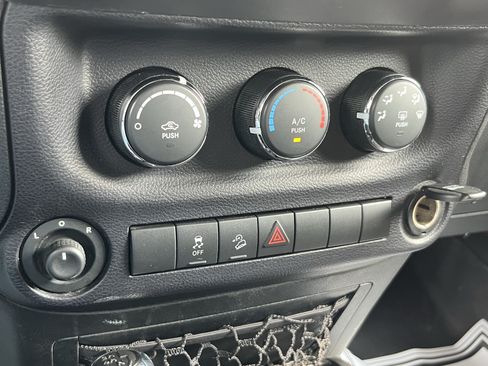 Used 2014 Jeep Wrangler Unlimited Sport w/ Quick Order Package 24S AWD/4WD image 29