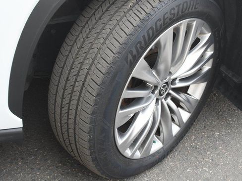 Used 2024 Toyota Highlander Limited AWD/4WD image 11