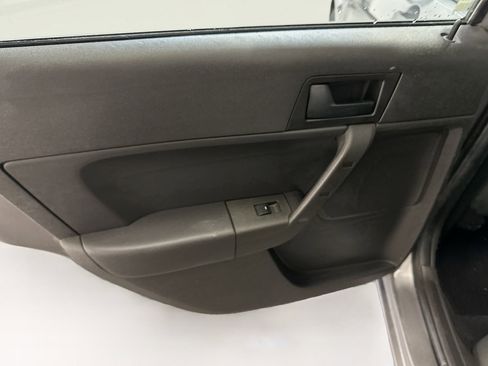 Used 2009 Ford Focus SE FWD image 25